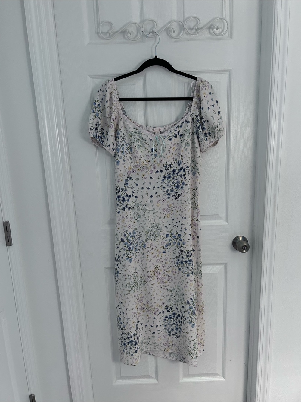 Monteau LA Floral Scoop-Neck Midi Dress in Light Cream & Blue. Size L